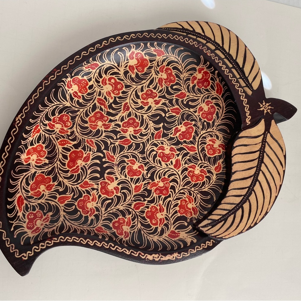 Batik Wood Mango-Shaped Decorative Tray from Bali, "Lok Chan Mango"